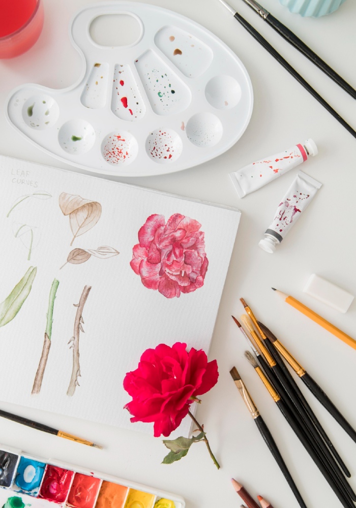 Palette de peinture, pigments colorés et pinceaux pour création artistique